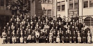 01 1957年4月 １F 入学式担任鈴木亨先生p.jpg