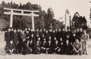 04 1958年 2F 遠足 千葉県香取市香取神社 竹内康雄先生p.jpg